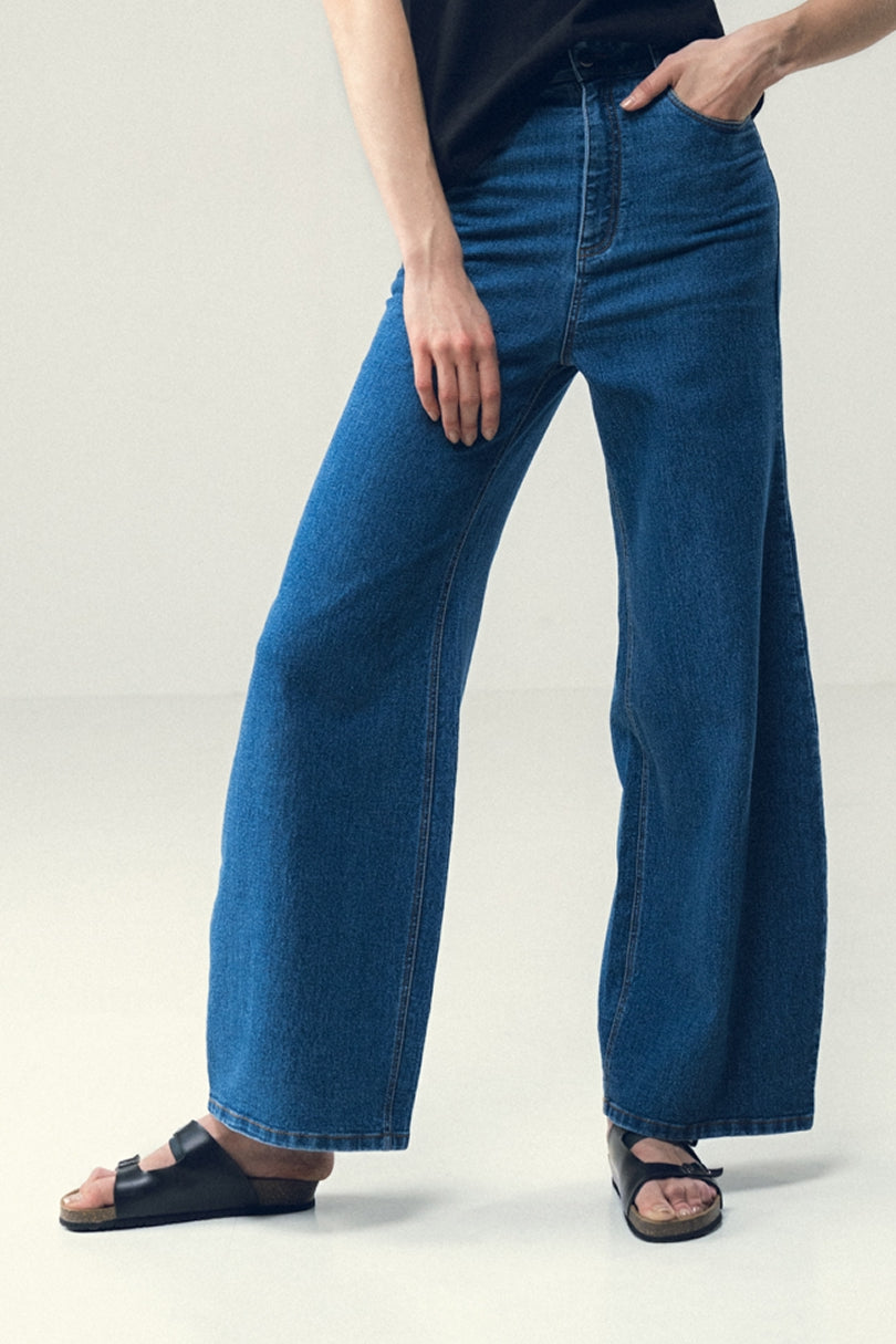 CLASSIC WIDE-LEG JEANS