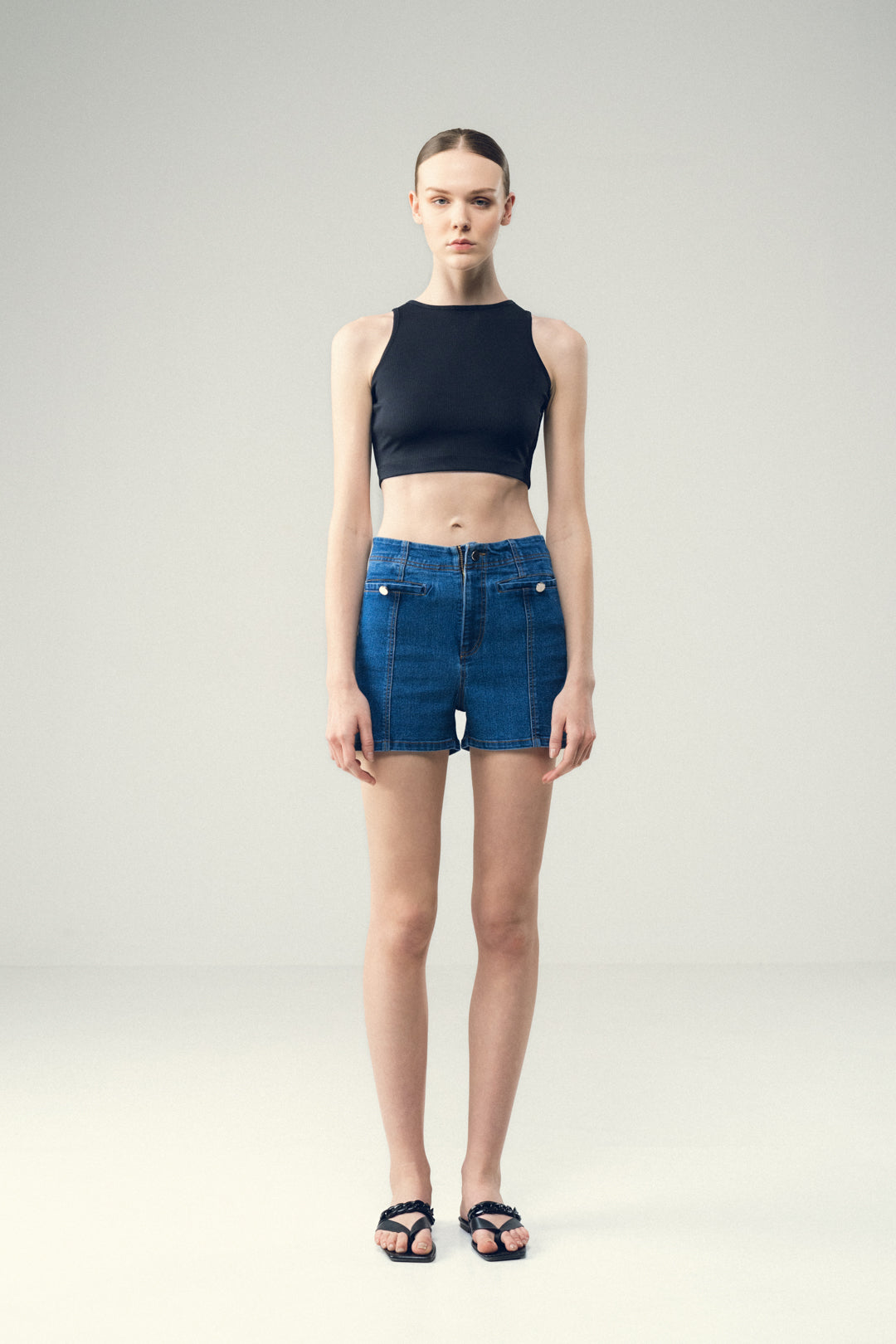 BASIC BLACK SLEEVELESS CROP TOP