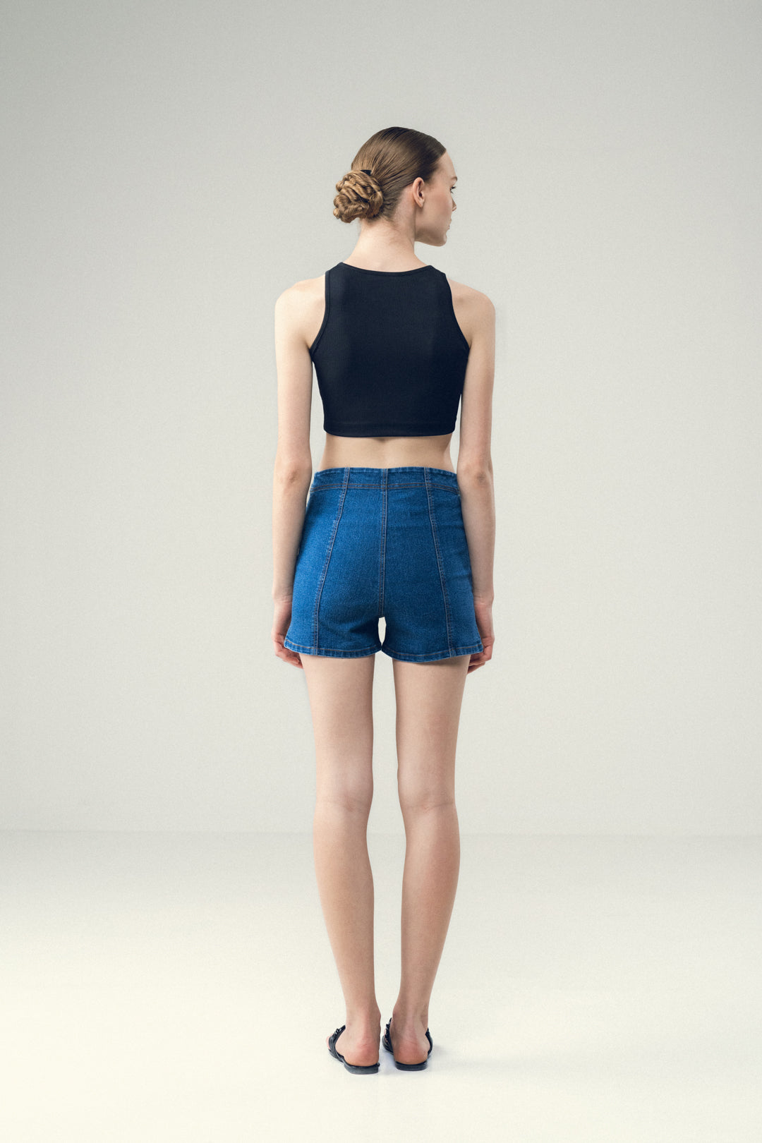 BASIC BLACK SLEEVELESS CROP TOP