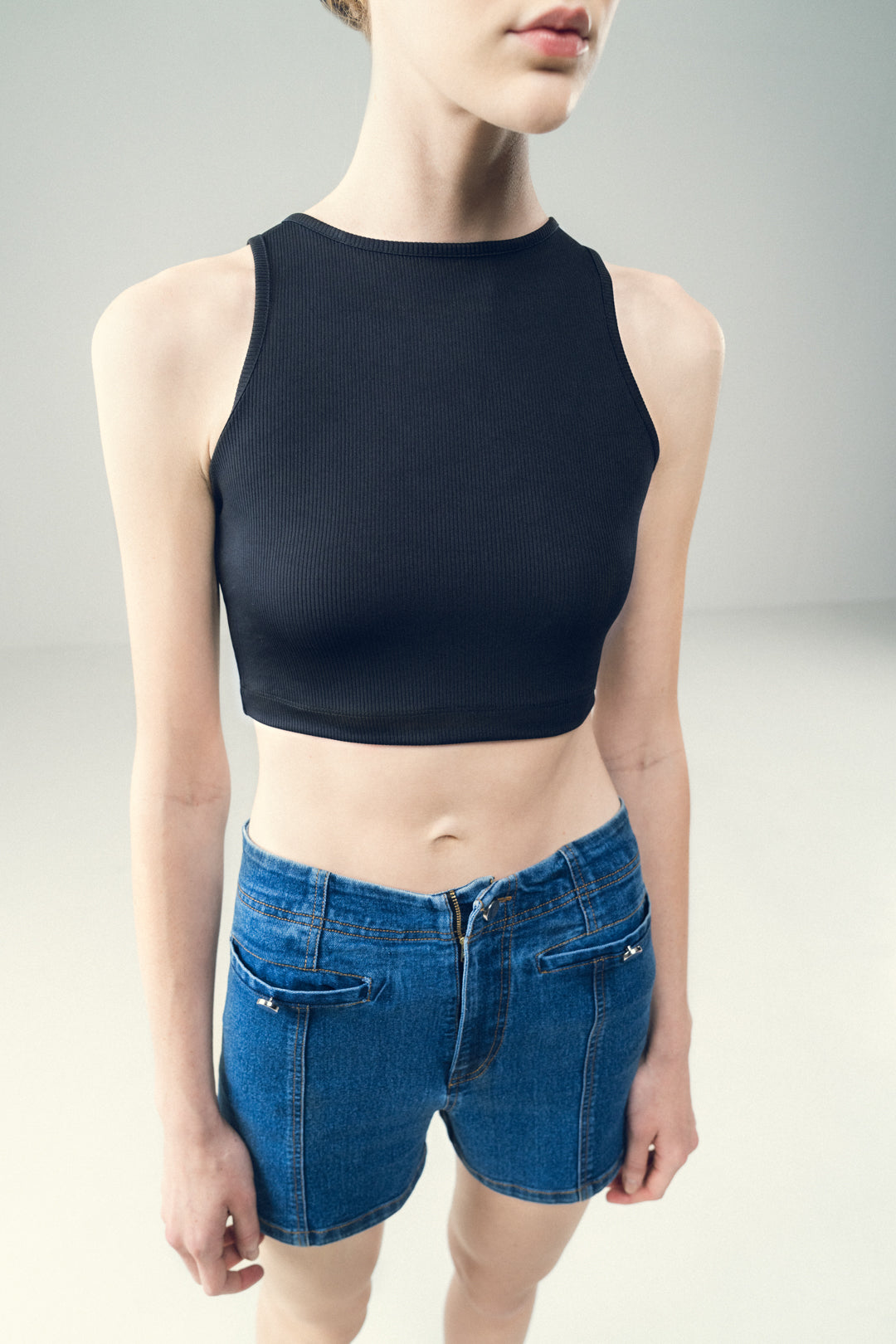 BASIC BLACK SLEEVELESS CROP TOP