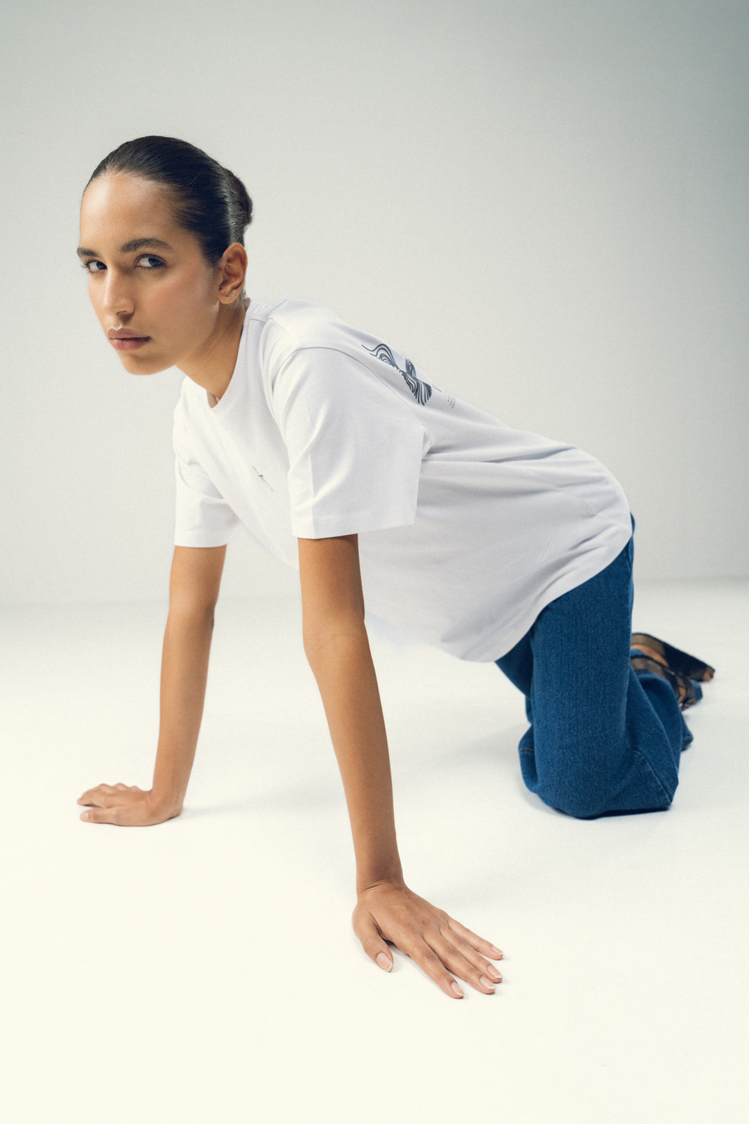 WHITE MINIMAL DESIGN COTTON TEE