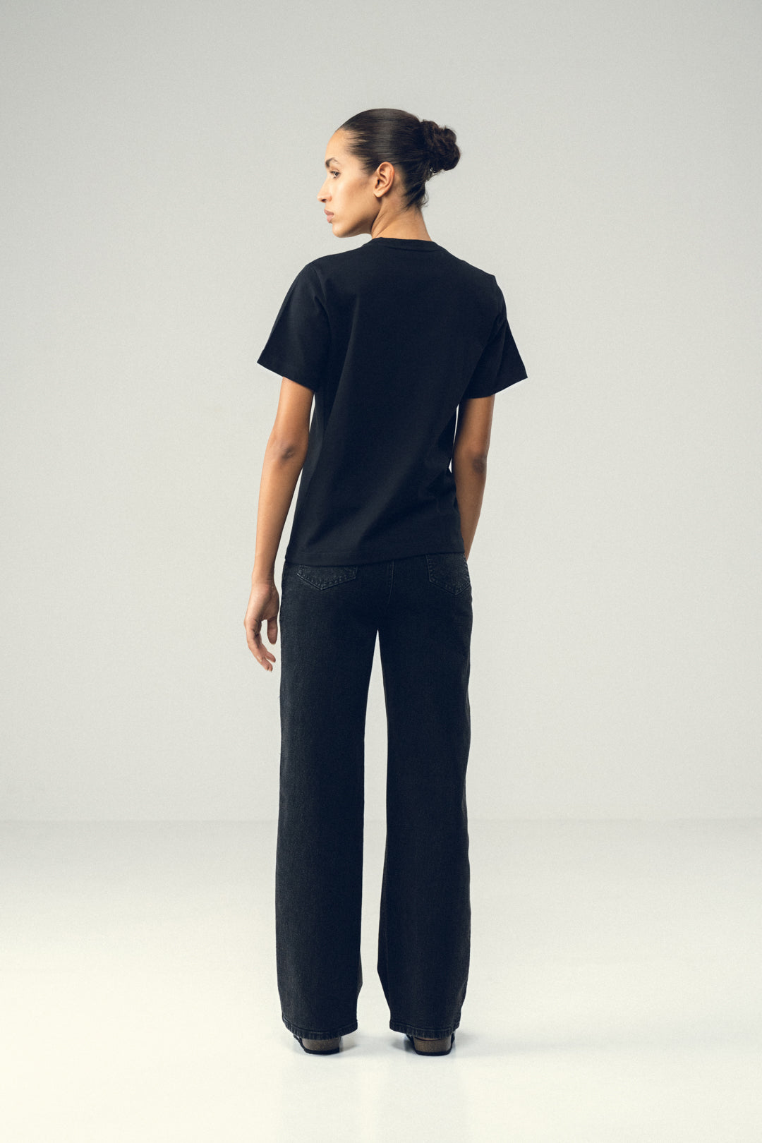 BLACK BOLD SCRIPT TEE