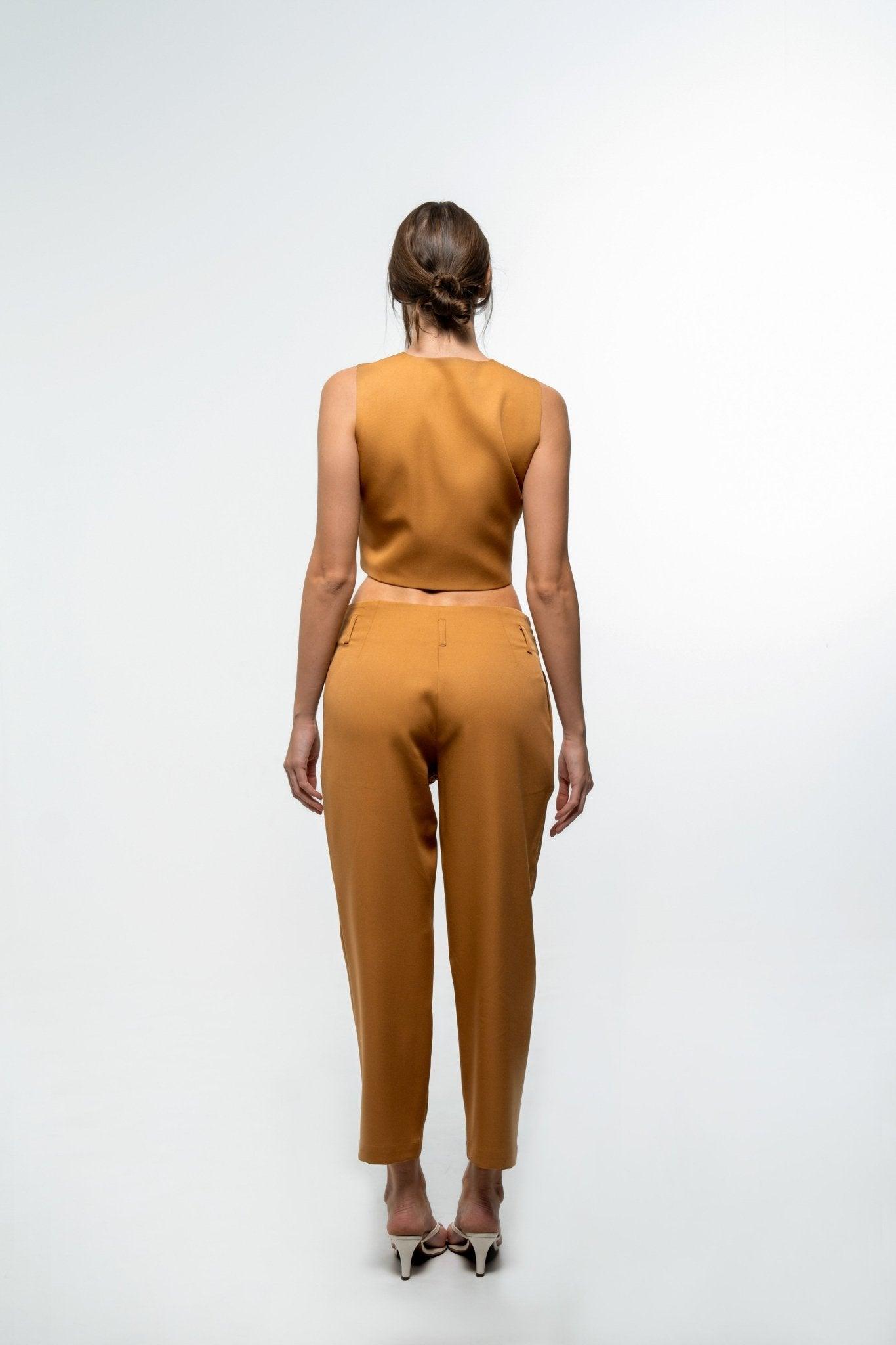 SLEEVELESS FORMAL BUTTON DETAIL TOP - Sotbella