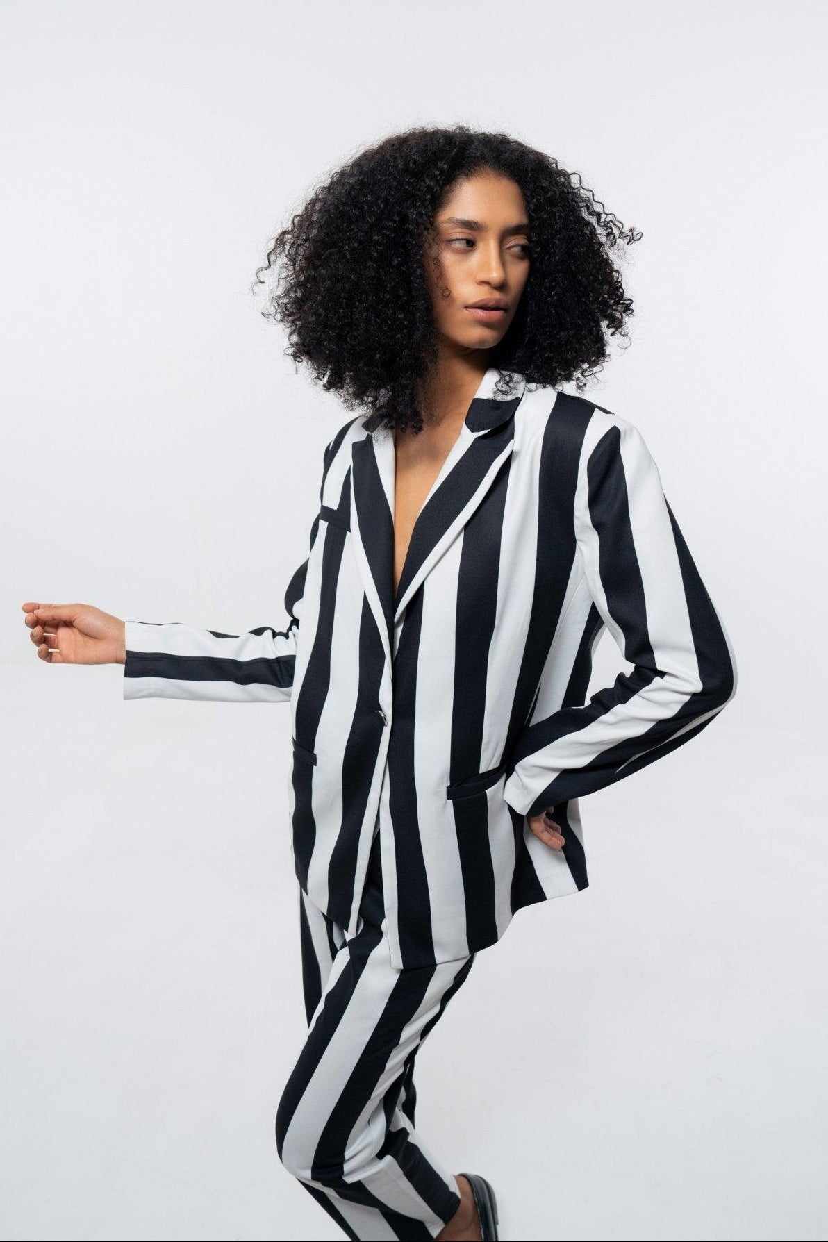 WHITE AND BLACK STRIPE BLAZER AND PANT CO - ORD SET - Sotbella