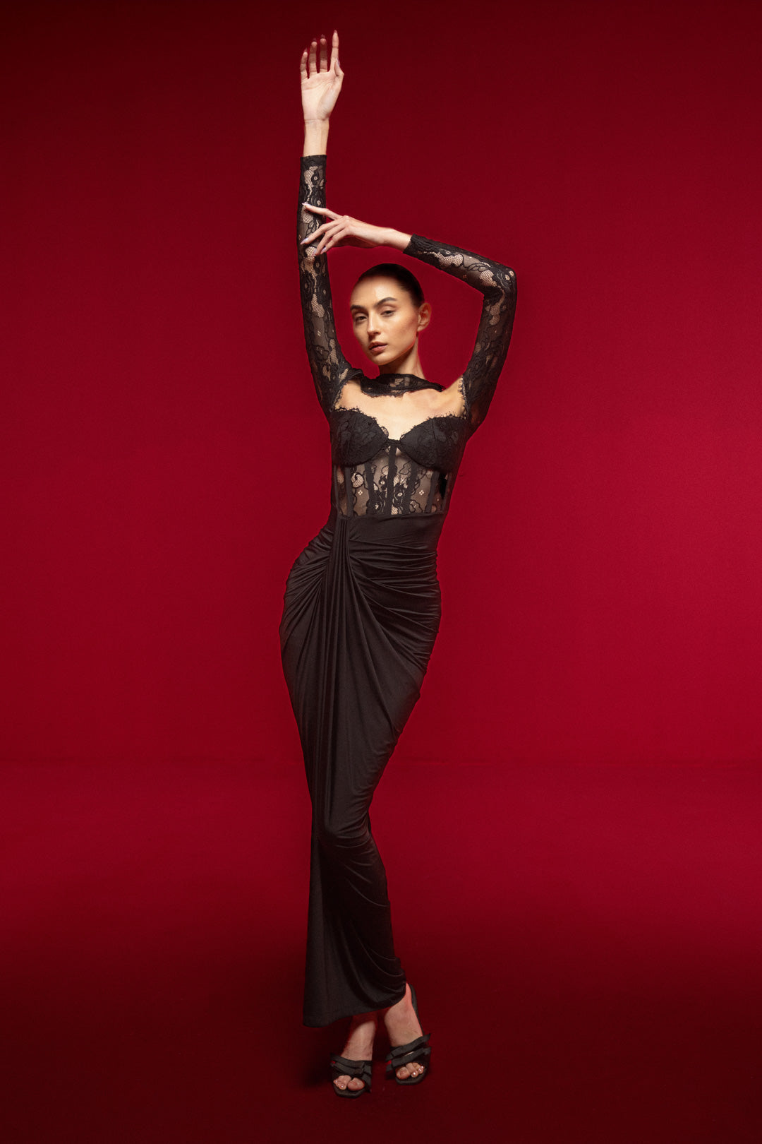 BLACK ONE-SHOULDER LACE MAXI DRESS