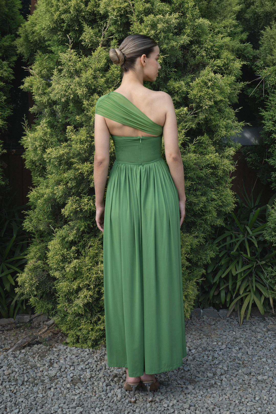 GREEN ONE-SHOULDER DRAPED EVENING GOWN