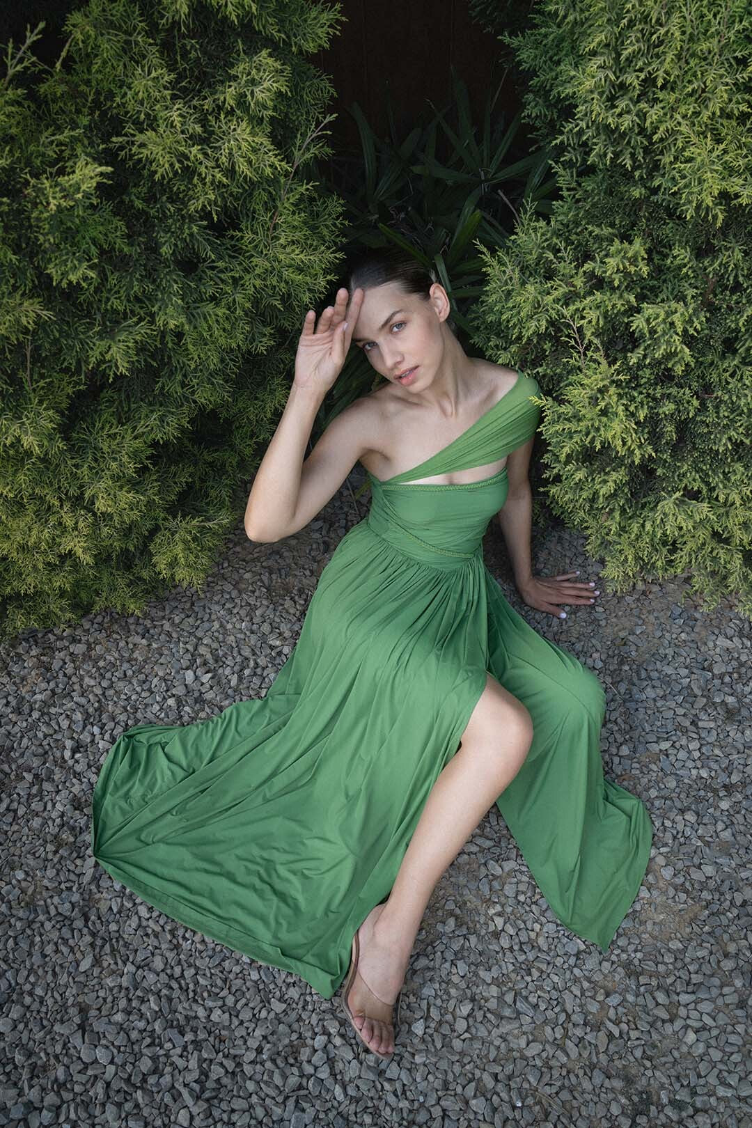 GREEN ONE-SHOULDER DRAPED EVENING GOWN