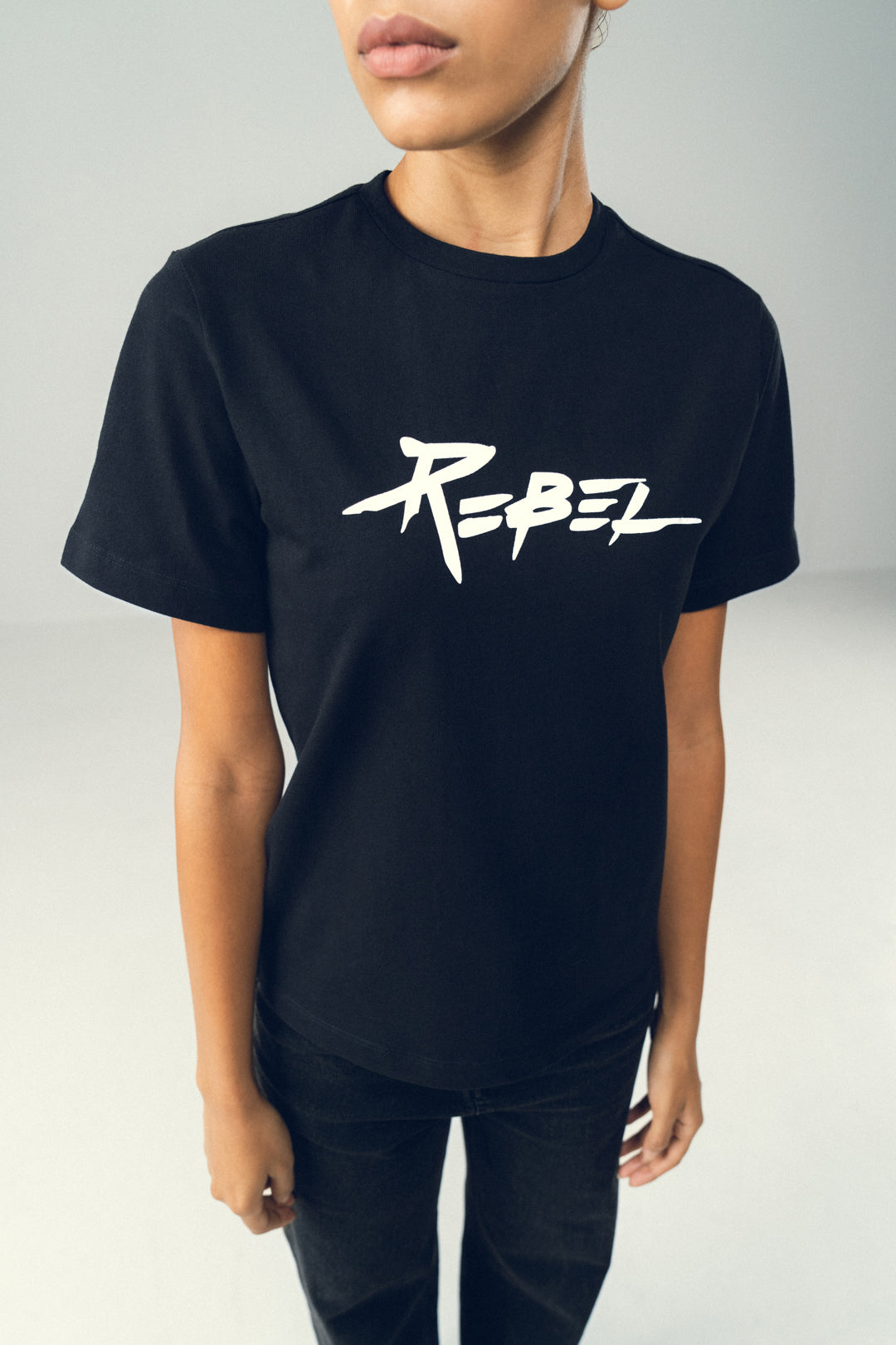 BLACK BOLD SCRIPT TEE