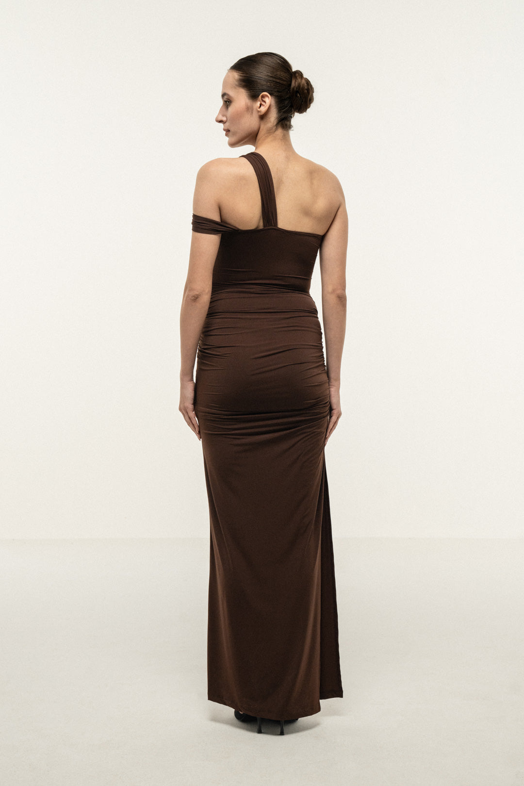 BROWN ONE-SHOULDER DRAPED MAXI DRESS WITH GOLD STAR DETAIL