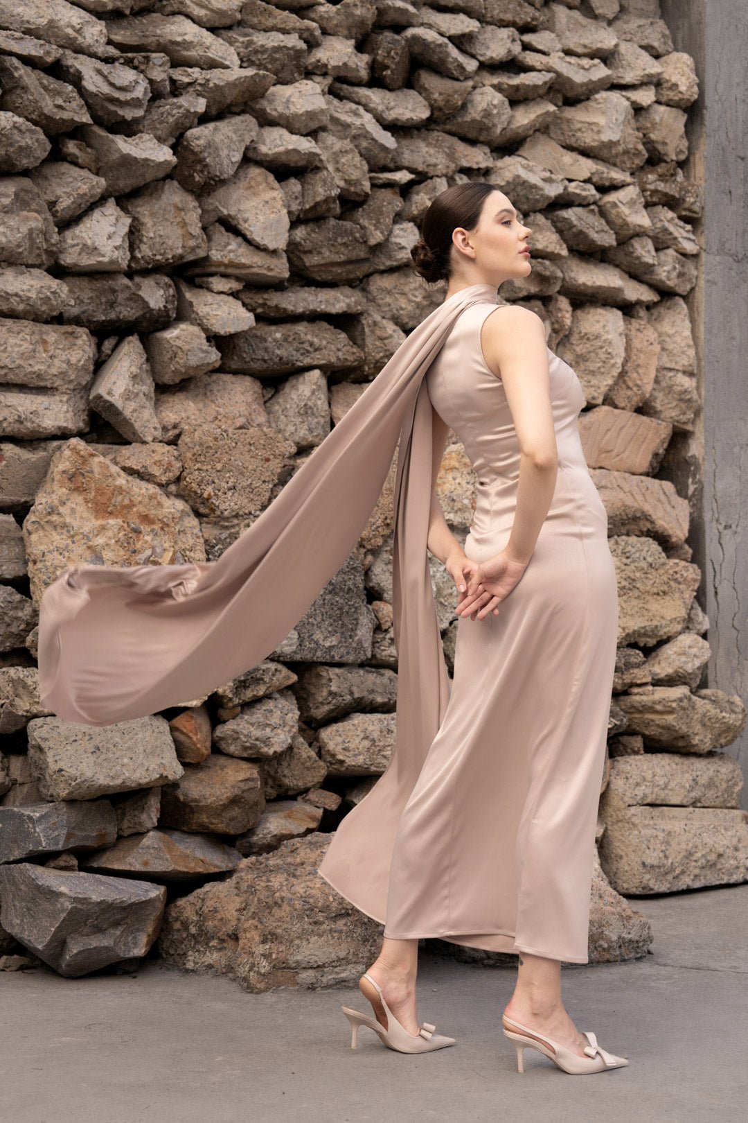 FLOWY SATIN DRESS WITH DETACHABLE CAPE Sotbella